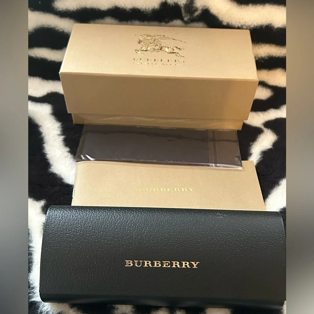 NIB Burberry Cat-eye sunglasses